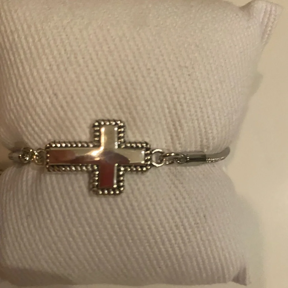 True to form Sterling Silver Cross bolo closure Bracelet - New n gift box